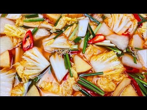 This method of making "nabak kimchi" with a hollow interior is the most delicious.