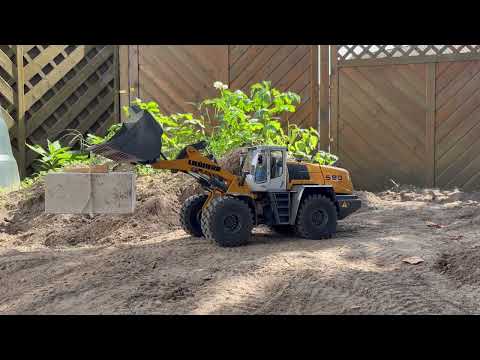 RC Loader Liebherr 580 and Articulated Truck Volvo A40G - XDRC - set up loading point