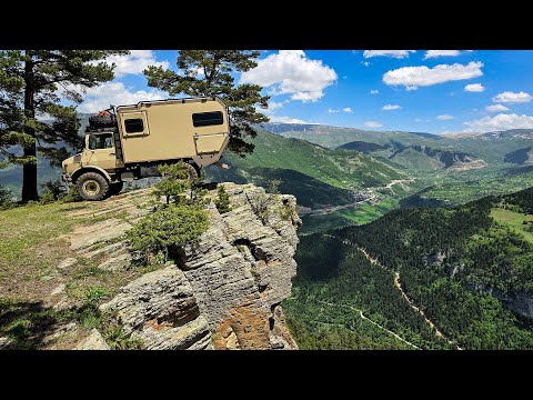 UÇURUMUN DİBİNDE TEHLİKELİ KAMP