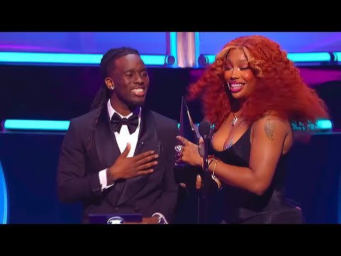 Kai Cenat Presents An Award At The AMA's!