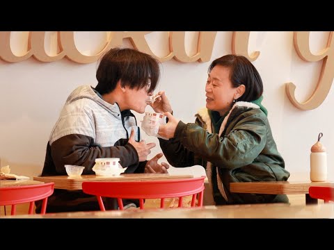 Disabled Man Can't Eat by Himself with Shaky Hands | Social Experiment 看到男生因手抖无法吃饭，旁边的女生接过勺子一口一口喂他