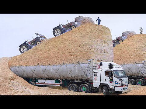 Pakistan’s Genius Idea to Transport Tons of Sugarcane Waste By Truck