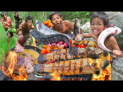 survival in the rainforest - How to Cook Fish and Pig Intestine in Forest-Unique Outdoor Cooking