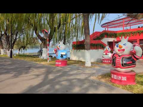 徒步游览玄武湖景区，站在桥上可以看到钟山