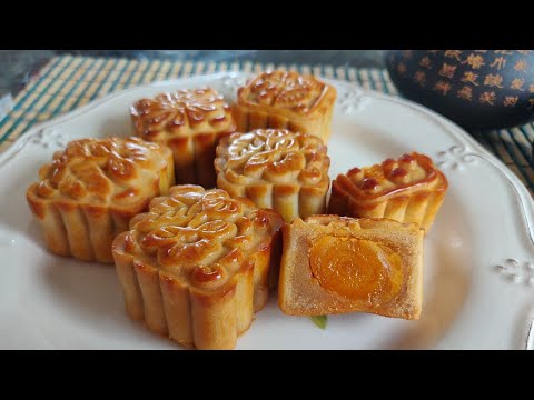 广式蛋黄月饼 没有枧水和转化糖浆也可以做Mooncake with salted egg yolk and bean paste.