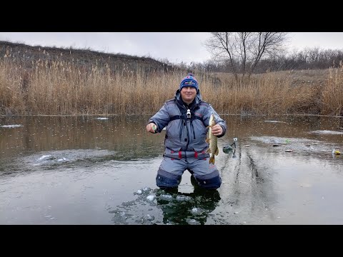 первый лед🐋🎣📽️#рыбалка на малой речке #лед только начал становится,вот это открылся #fishing #зима 