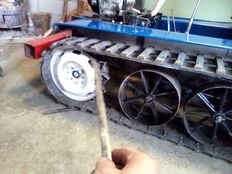 Гусеничный трактор.