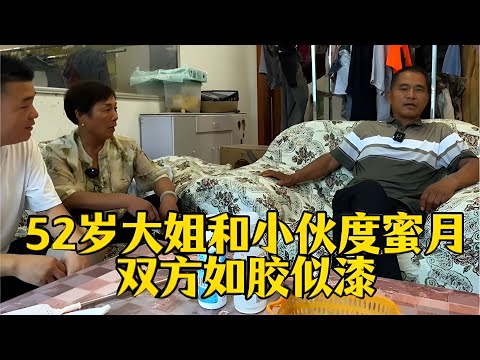 52岁大姐和能干小伙甜蜜度蜜月一路牵手一路笑幸福都写在脸上