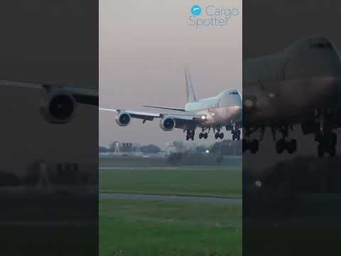 BOEING 747 LANDING