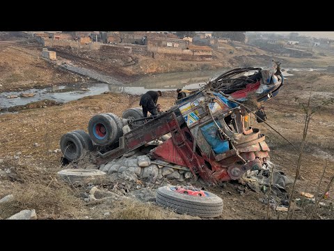 “Full Truck Flip Accident — Cabin Completely Crushed Under Heavy Cement Bags!”