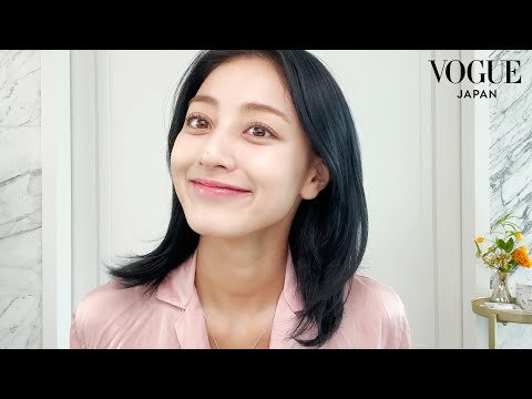TWICE ジヒョ、普段のスキンケアと目元&チークに拘ったメイクを披露。| Beauty Secrets | VOGUE JAPAN