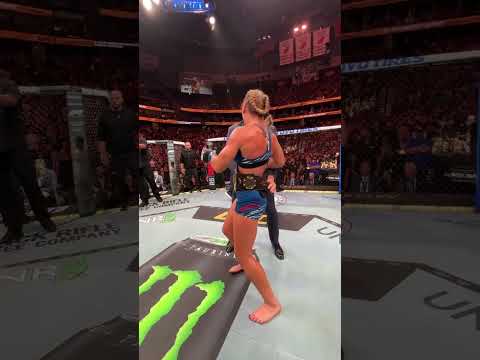 Kayla Harrison gets the TAP from Julianna Peña 😤 #ufc316