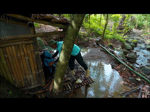 Camping saat hujan deras dan banjir bandang membangun shelter di pinggir sungai (ulang)