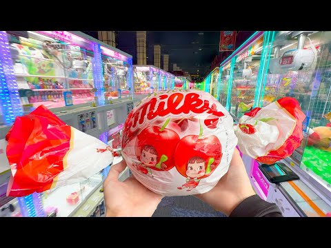 Winning LOTS of GIANT Prizes from Japan’s Claw Machines 🍬 🍌 🍫
