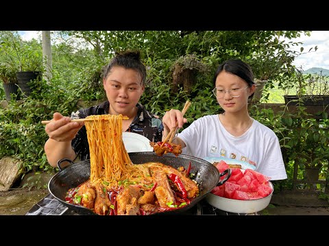 今天炖一锅香辣排骨,配着米粉太好吃了 A pot of spicy pork ribs. It's delicious with Rice noodles