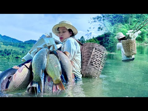 Traditional Fishing Skills - Catching Giant Fish in Ancient Forest with Bamboo Fishing Rod