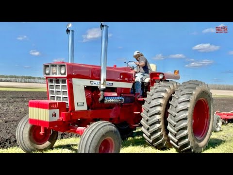 INTERNATIONAL 1468 Tractor Plowing