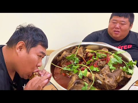 Houge entertained others with 3kg lamb leg bones, my brother-in-law ate them all!