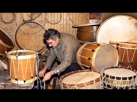 TAMBORES, TIMBALES y BOMBOS artesanales. Elaboración tradicional de estos instrumentos | Documental