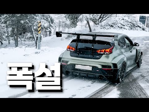 A true customer who braved the heavy snow to go to customization.