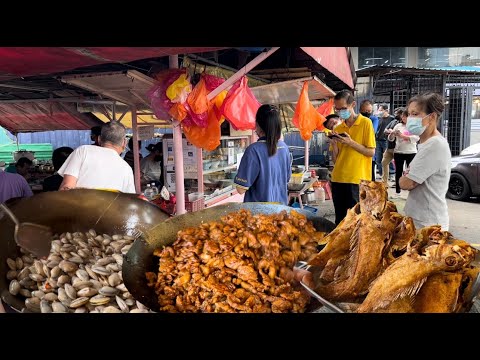 吉隆坡半山芭一档无招牌的“杂菜饭”每天十几二十样菜色，天天莱色都不同样。顾客说：有古早味多久都愿意等......
