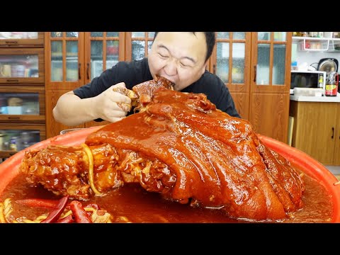 My father-in-law gave me 3 big elbows. A Qiang made rice with elbows. The soup was rich and the mea