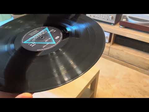 Cамое важное при покупке б/у винила! Открыли - оценили.