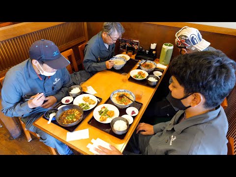 Close-up on the Iron Chef that Satisfies the Hungry Boys at the Local Chinese Restaurant!