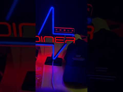 🧢⚡ Tesla Diner merch desde LA 🔴🚀 #Tesla #TeslaDiner #PrometeoTec #Design #Tech