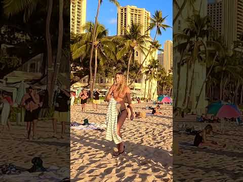 Watching People on the beach in Waikiki 🌞 🌴 👙 #hawaii