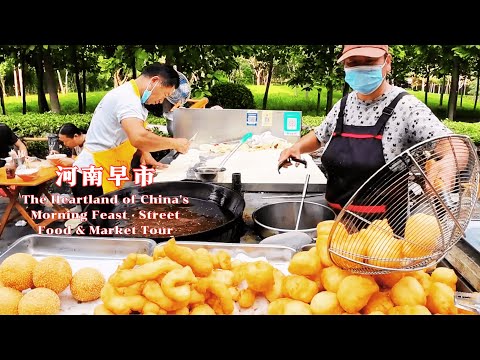 豫东风情，乡味纯粹——探访河南早市的市井烟火，一趟吃遍地道家乡味！从金黄酥脆的鸡蛋布袋、咸香暄软的油馍头到甜蜜的糖皮，从葱香四溢的油饼到清爽的有机豆芽，品味这片土地上最质朴的晨间味道