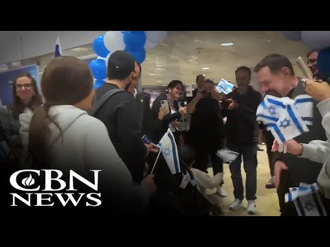 French Jews Trade Fear for Freedom, Fulfill Biblical Prophecy in One Flight