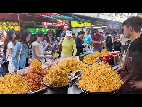 贵州贵阳最热闹的两大市场合集，各种贵州街头美食，香甜软糯的碗儿糕，各种口味的脆哨，贵阳必吃的肠旺面，现场制作的薯片，算辣爽口的蔬菜沙拉，爆浆的豆腐丸子，沾满糯米的滚米团，贵阳糯米饭，咸甜的热糍粑