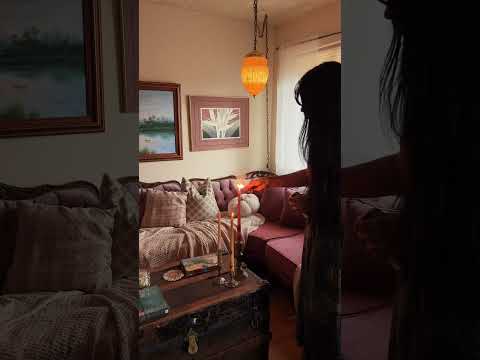 if you need me, I’ll be here✨#cozyhome #homedecor #falldecor #vintagedecor #vintagefurniture