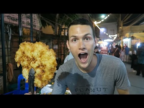 EATING at the Chiang Mai Night Bazaar