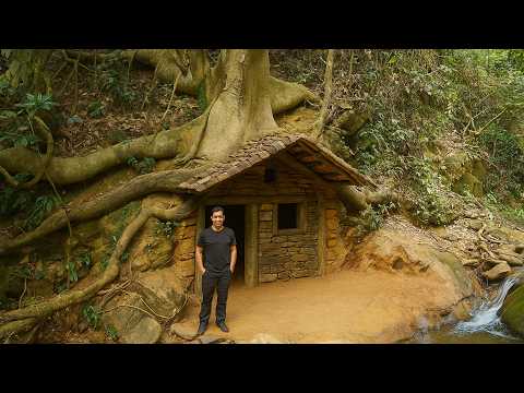 Um homem constrói uma casa subterrânea nas raízes de uma árvore