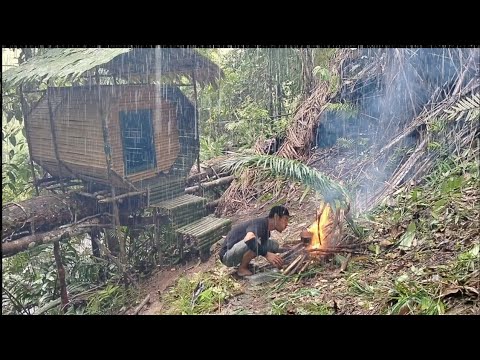 It rained heavily all day and was foggy while building a shelter, a solo camping busschraft.