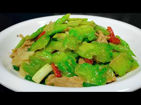 The executive chef teaches you the home-cooked method of stir-frying pork with bitter gourd.