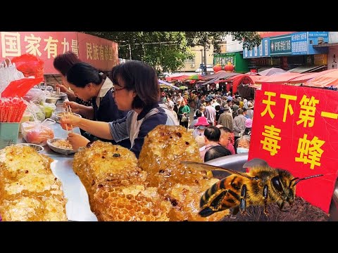 中國傳統大集市，廣西南寧最便宜的早市，人氣超旺。無濾鏡展示街坊日常，烟火氣十足：米漿現壓的生榨粉2兩吃到撐，1.5元的捲筒粉便宜好吃，明星打卡的啫喱膏Q彈爽可口，正宗燒豬肉、白斩雞、大骨湯、臘鴨腿。