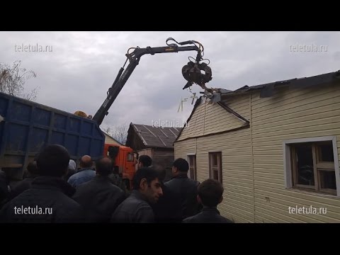 Roma in Plekhanovo are demolishing their first illegal house.