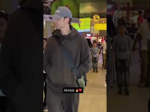 Hrithik Roshan was spotted casually exiting the airport 🔥🔥