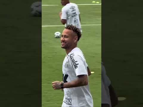 A Santos fan offered Neymar his knee just so he can keep playing 😭😅 | CBS Sports Golazo