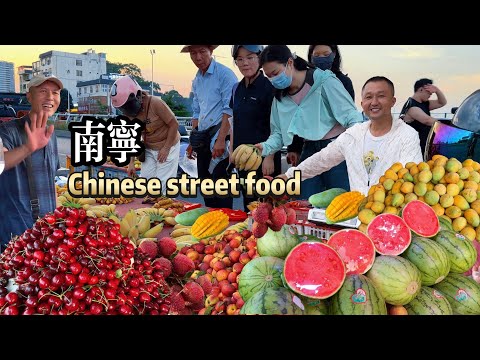 Chinese street food 中國廣西路邊攤經濟，價格逆天，西瓜5元壹個，桃子3.3元/斤，荔枝2.8元,香蕉1.5元，3斤芒果10元，水果超甜，8元燒鴨粉，烤雞超美味，友好隨和真實生活畫面