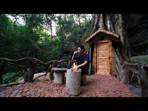 Build a Shelter to Avoid Wild Boars. Shelter in 1000 Year-Old Oak Tree. Bushcraft, Survival