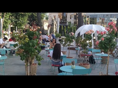 КИШИНЕВ 2 - Кишиневский Арбат, гостиница "Молдова", пешеходная улица и вагоны на главной площади.