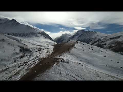 Бешеный TOYOTA 4Runner пробивает снежную дорогу. Toyota Land Cruiser Prado & 4Runnerы в ГОРАХ.