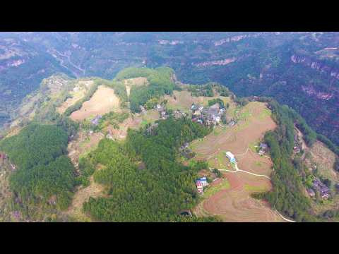 湖北四面悬崖的山顶上,至今还居住着几十户人家,环境宛如世外桃源|On the top of the mountain surrounded by cliffs, a village was found