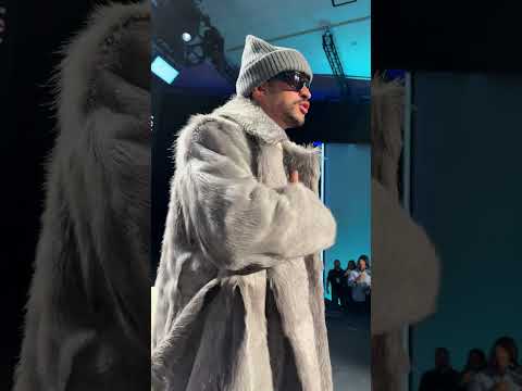 Bad Bunny showing the press love ♥️✨🐰 #badbunny