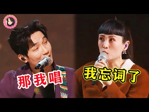 明明是歌手失误现场，下一秒却被好友救场，这一刻所有小说情节都弱爆了