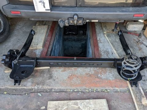 Removing the rear torsion beam of an Opel Vivaro Renault Trafic